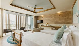 Suite Ban Công Hướng Biển