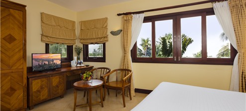 "Family room (01 bed room + 01 living room) (2- 4 khách /2-4 pax)" "Family room (01 bed room + 01 living room) (2- 4 khách /2-4 pax)"