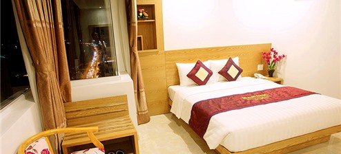 Executive hướng biển 3 người