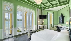 Deluxe Emerald Bay Front