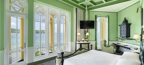 Deluxe Emerald Bay Front