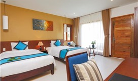 Phòng Gia Đình Nhìn Ra Hồ Bơi