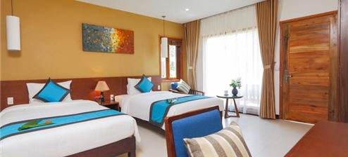 Phòng Gia Đình Nhìn Ra Hồ Bơi