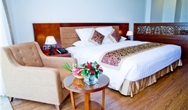 Phòng Premier Suite phố (Premier Suite City View )