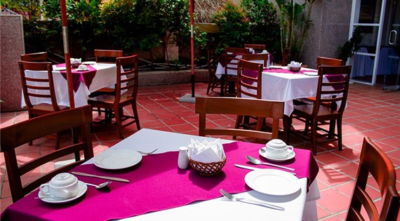 Khách sạn Sea and Sand