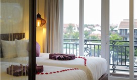 Junior hướng sông