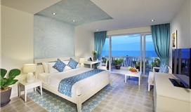 Azul hướng hồ bơi