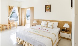 Deluxe hướng hồ bơi